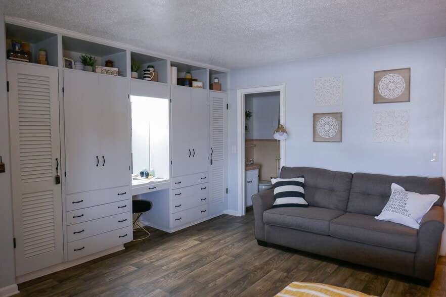 Plenty of Storage and stylish space - 803 Hillview Heights