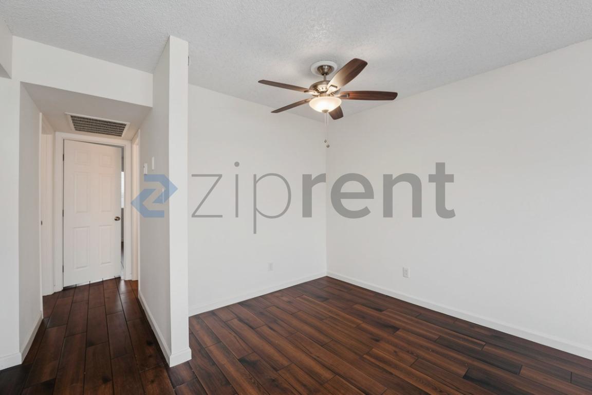 Building Photo - Unit 500