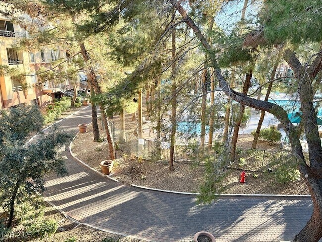 Building Photo - 230 E Flamingo Rd