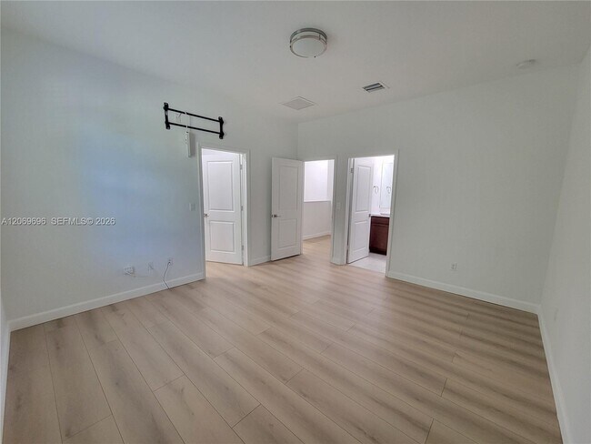 Building Photo - 1107 NW 40th Ter