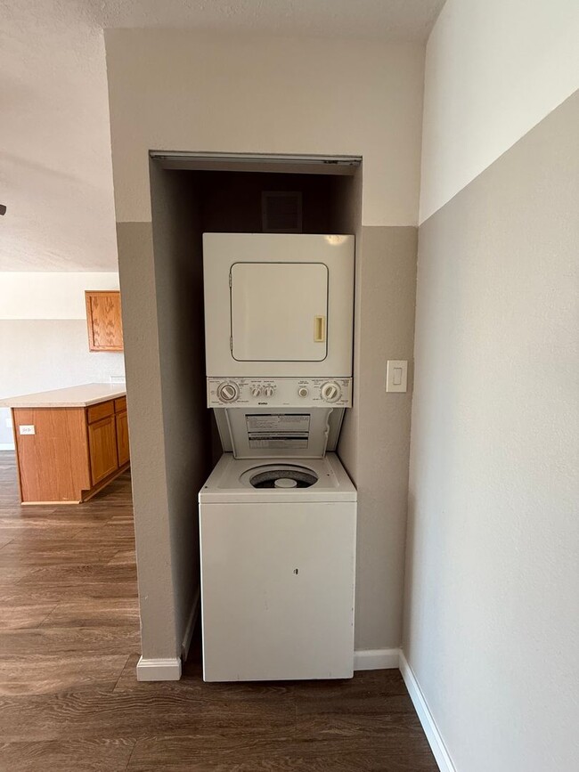 Building Photo - MOVE-IN READY!! 2 bed 2 bath Lakewood Condo