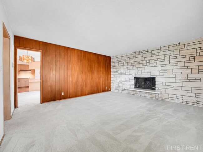 Building Photo - 5250 Vickie Dr