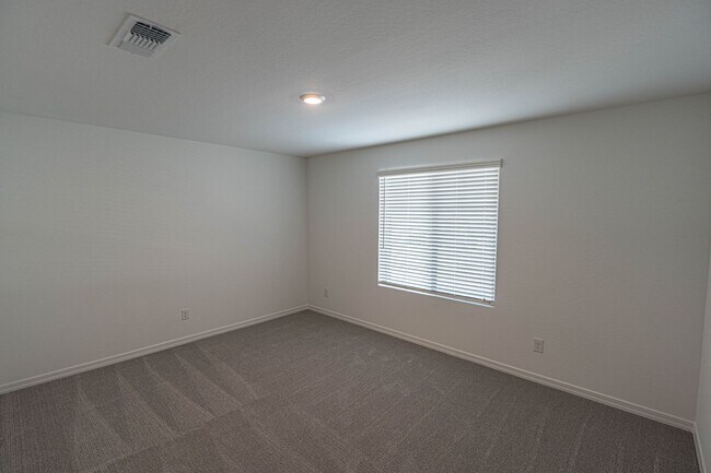 Building Photo - Stunning Sundrop Model Home – Brand New an...