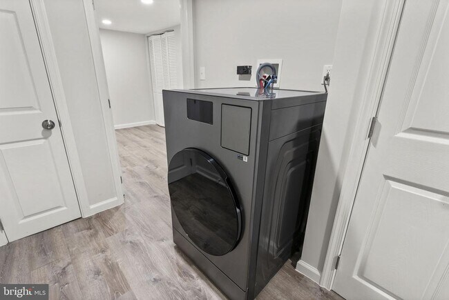 Building Photo - 518 N Lakewood Ave