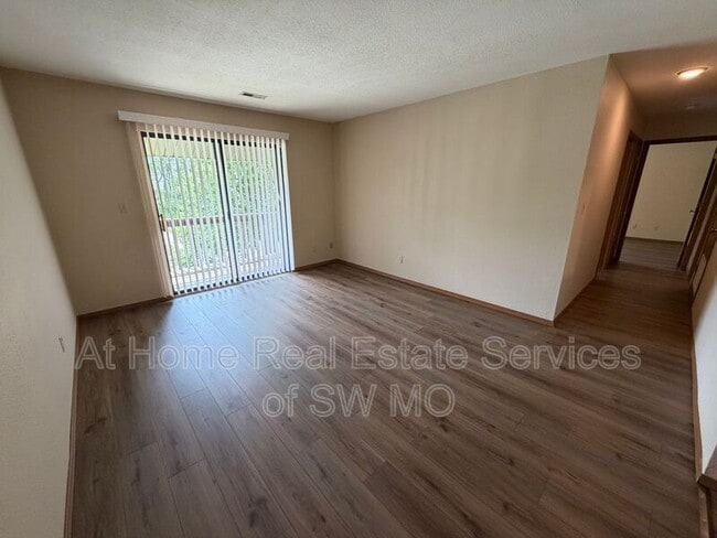 Building Photo - 757 E Bain St