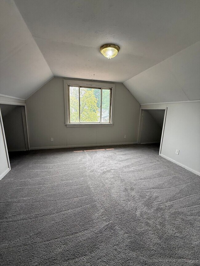 Building Photo - 4bd Single Section 8 *1/2 OFF SECURITY DEPOSIT SPECIAL*