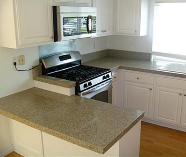Building Photo - Welcome home to this 2 story end unit 3 bedroom 2 bath located in the heart of Irvine