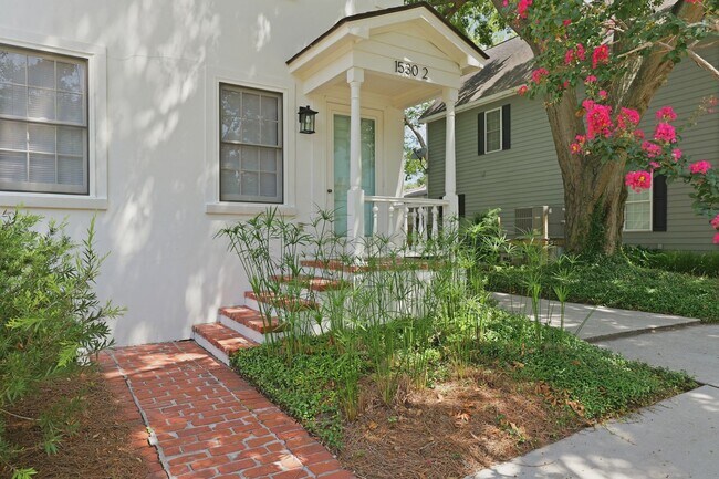 Building Photo - Charming Mount Pleasant Townhouse