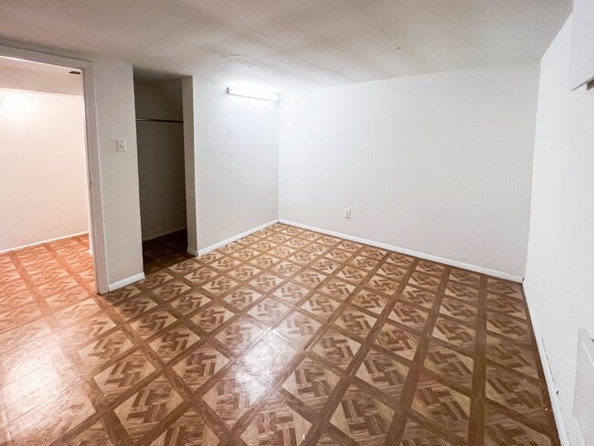 Building Photo - 50's Rambler with 5 BR & 3 BA in One of th...