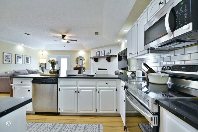 Building Photo - Move-in Ready 1-level in cul de sac with privacy fenced backyard