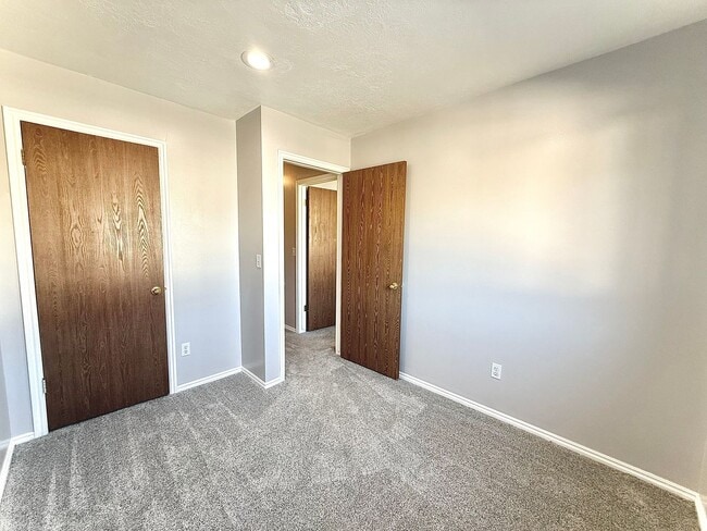 Building Photo - 3 Bedroom Townhome Available March 1