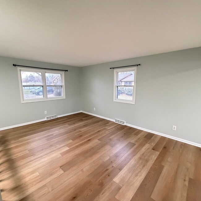 Building Photo - Remodeled Two bedroom duplex in Kellogsville School District!