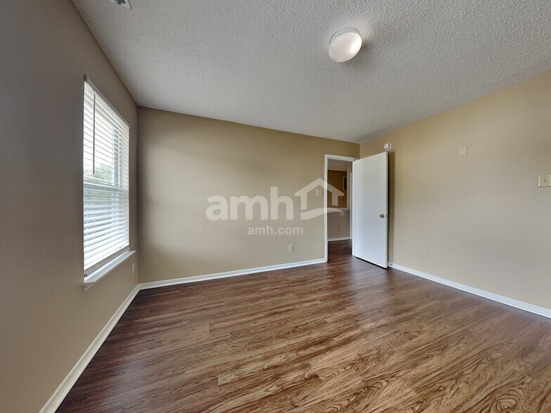 Building Photo - 14470 Forsythia Ln