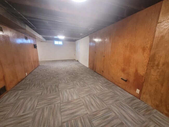 Building Photo - 2405 Maple St