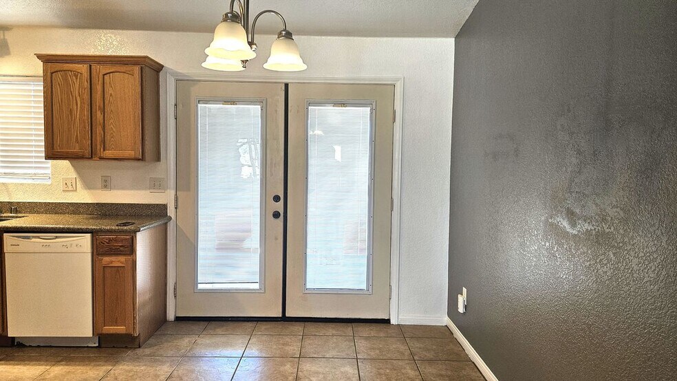 Building Photo - 10648 Peach Ave