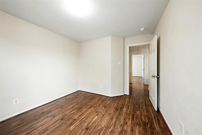 Building Photo - 3146 Madison Elm St