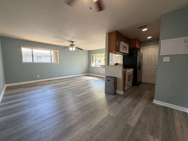 Building Photo - Upstairs 2/1 home in Greenback Estates