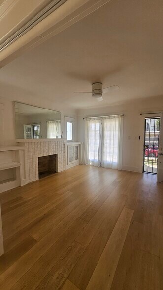 Building Photo - 1034 N Kenmore Ave