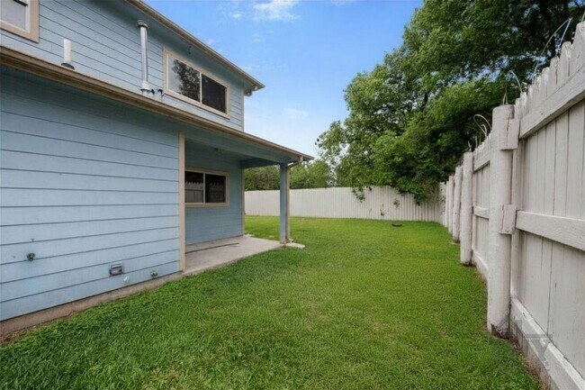 Building Photo - Duplex For Lease