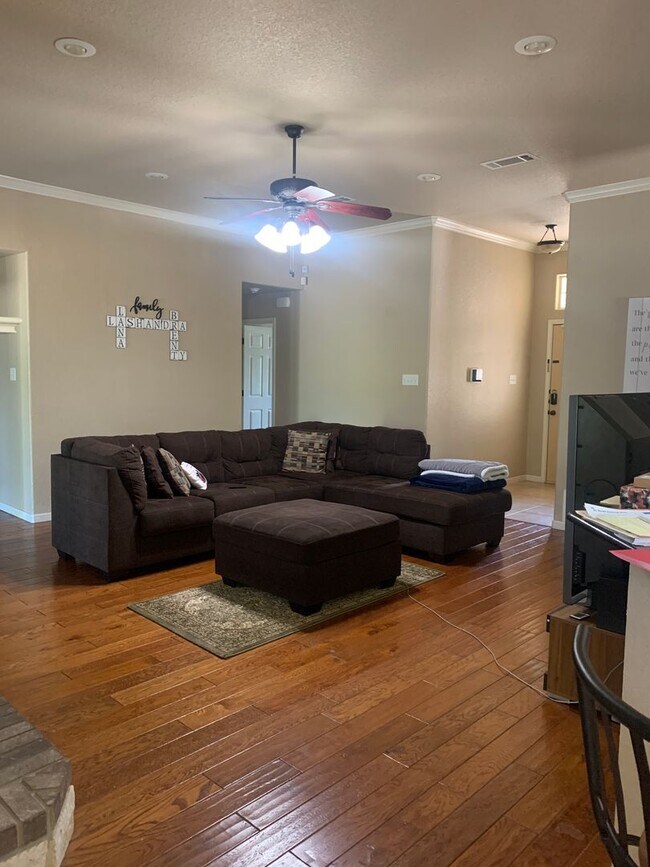 Building Photo - Fantastic Four Bedroom