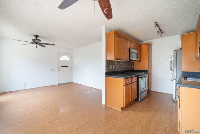 Building Photo - 2bd 1.5 ba 2 pkg townhome at Palm Villas g...