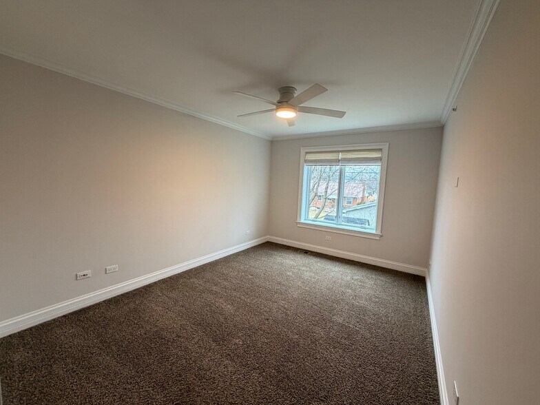 Building Photo - 122 S Evergreen Ave