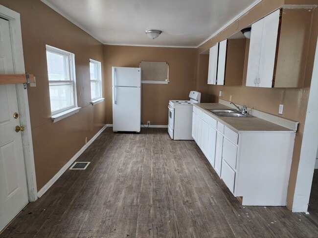 Building Photo - 933 S Greenlawn Ave