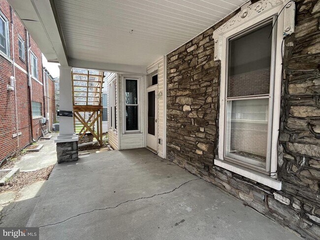 Building Photo - 15 E Main St