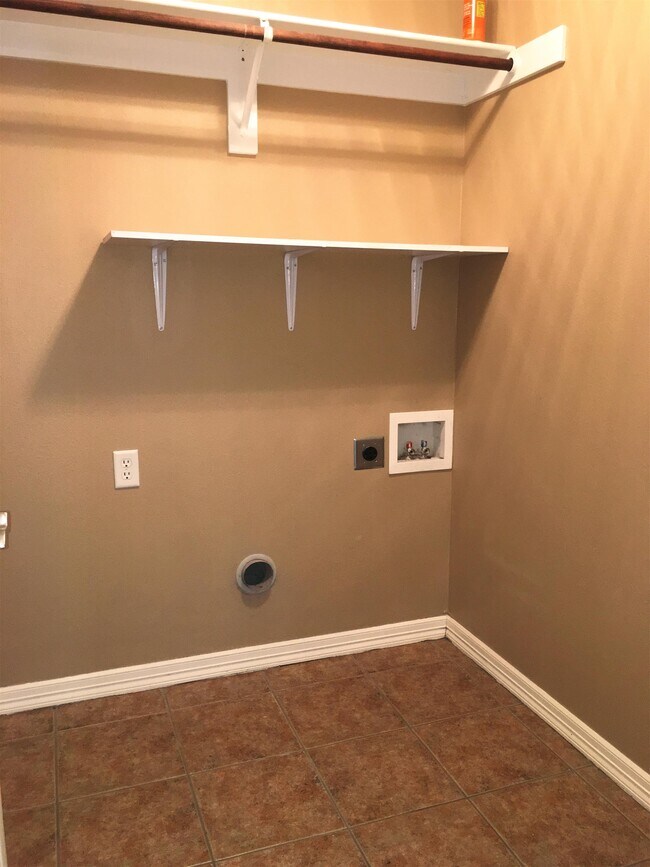 Building Photo - 6670 Cutter Ct