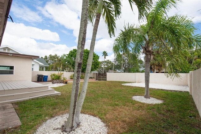 Building Photo - 907 Narcissus Ave