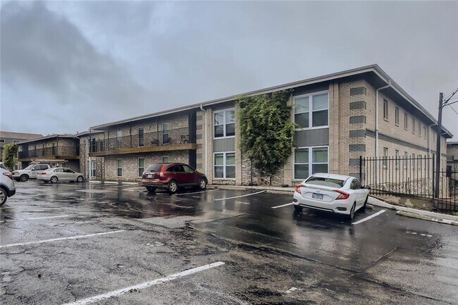 Building Photo - 2401 Manor Rd