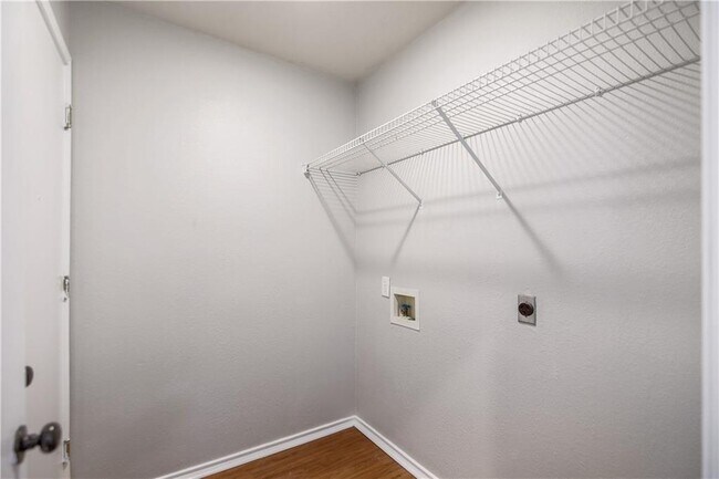 Building Photo - 3300 Reta Cove