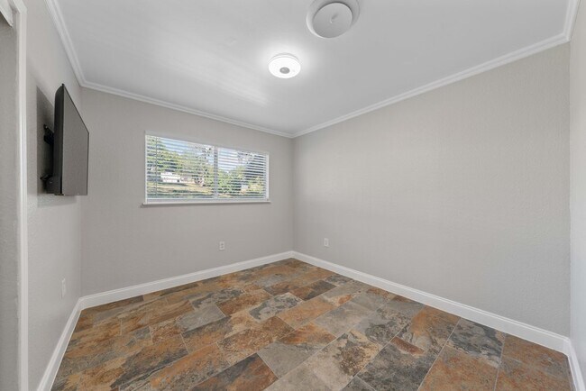 Building Photo - Spacious 4-Bedroom Retreat with Fireplace & Island Kitchen in New Braunfels