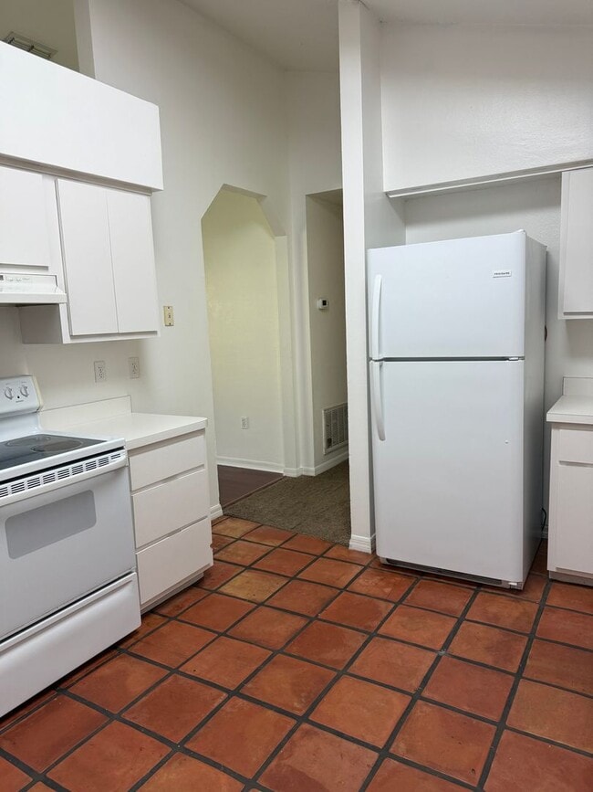 Building Photo - 1102 SE 10th St