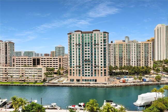 Building Photo - 100 Bayview Dr