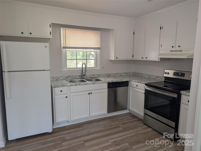 Building Photo - 6542 Rosecran Dr