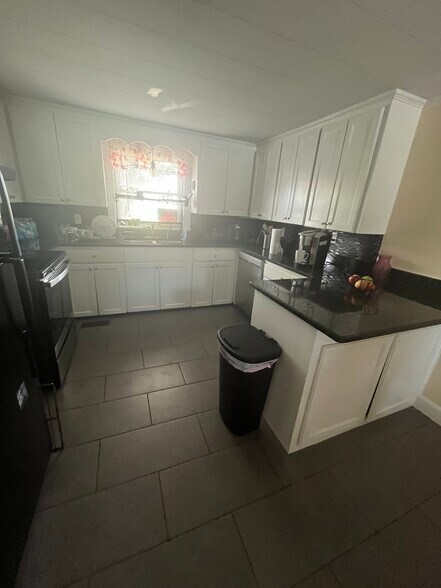 Kitchen - 465 Meadstown Rd