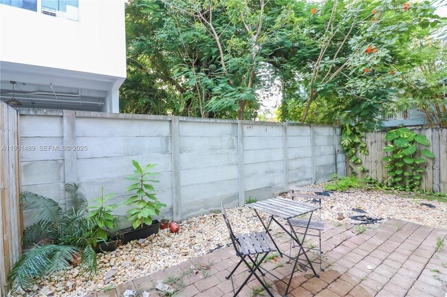 Building Photo - 2947 Coconut Ave