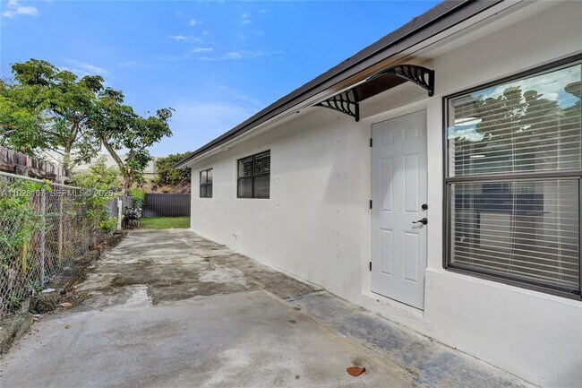 Building Photo - 1960 SW 68th Way