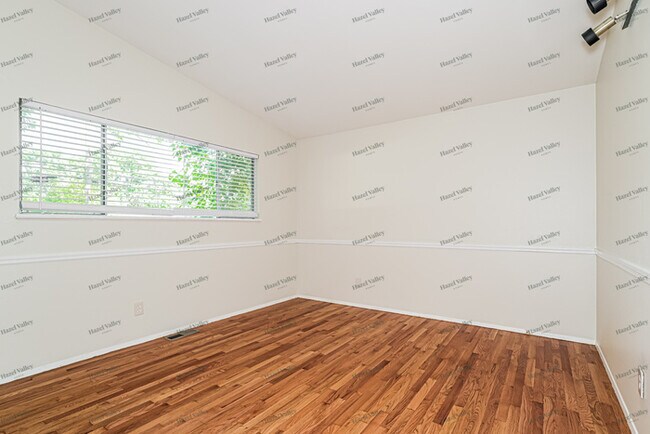 Building Photo - 585 Versailles Dr