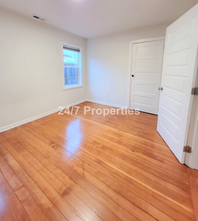 Building Photo - Classic 1 BD | 1 BA Cottage w/ Fenced Yard - SE Portland