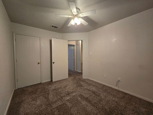 Building Photo - 2805 Kerrville Ct