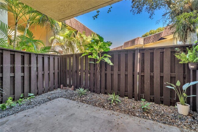 Building Photo - 13712 SW 90th Ave