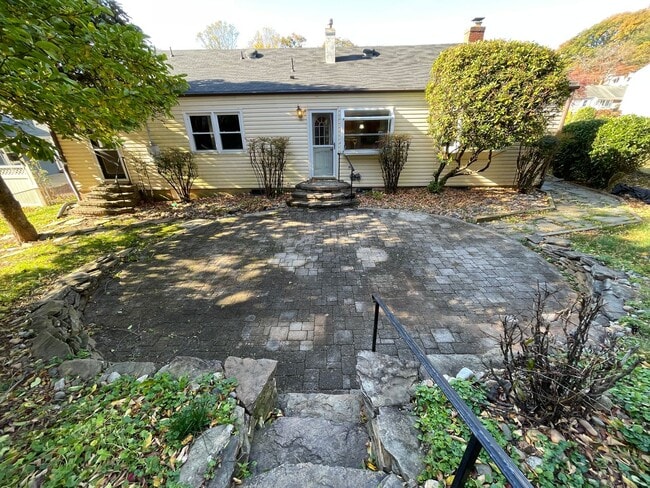 Building Photo - Cheerful 3 Bedroom 2 Bathroom With Office And Spacious Fenced Yard In Beautiful Pimmit Hills