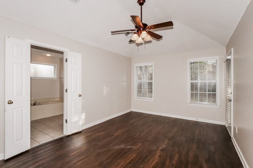 Building Photo - 10255 Green Moss Dr S