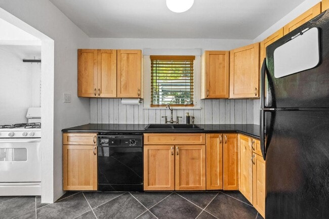 Building Photo - Charming 2-Bed With Backyard Oasis In West Palm Beach!