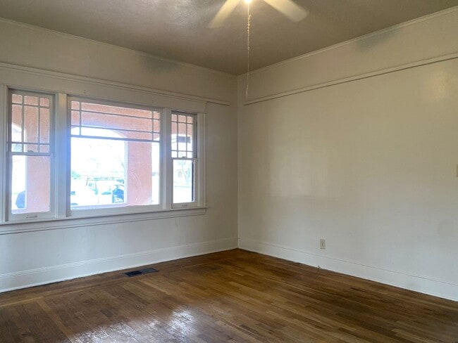 Building Photo - Available Now! Charming 3-bdrm./1.5-bath, ...