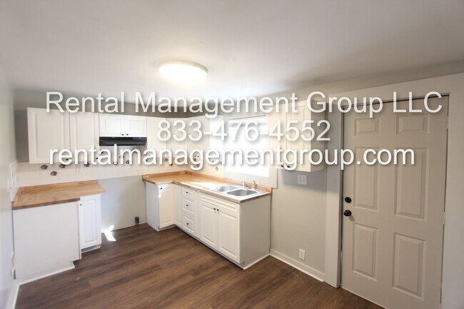 Building Photo - 3 Bedroom, 2 Bath! New on the Market and N...