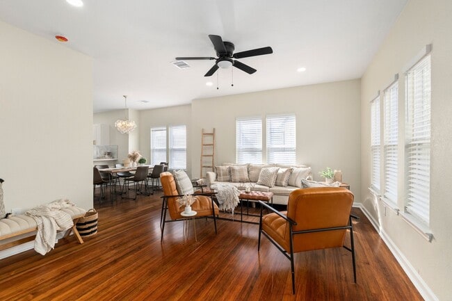 Building Photo - 102 E Val Verde St