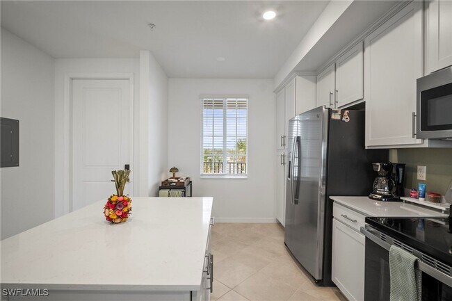 Building Photo - 15285 Grn Acrs Ave